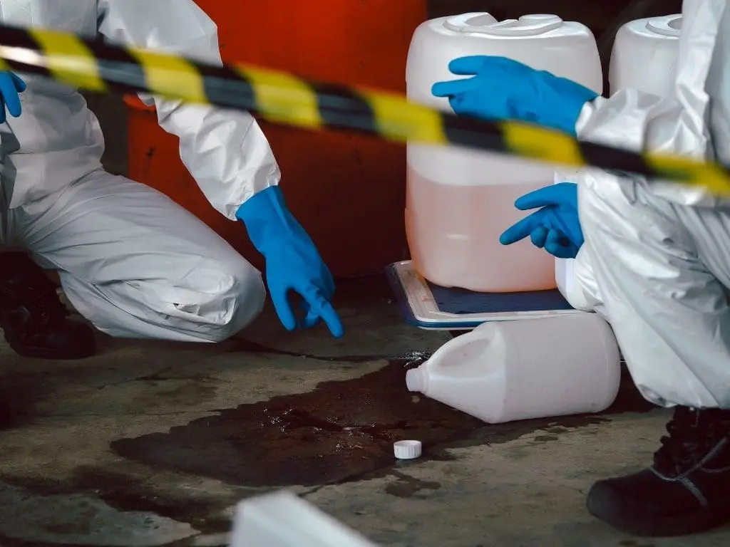 Componentes esenciales de un kit de control de derrames efectivo