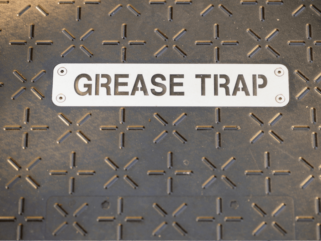 Fundamentos de las Trampas de Grasa: Instalación, Limpieza y Responsabilidad Ambiental para Restaurantes