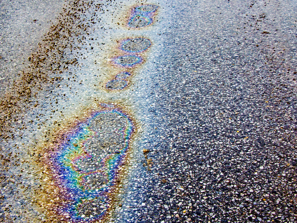 ¿Cómo limpiar derrames de aceite en carreteras?