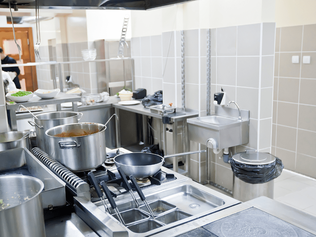 Mantén tu Cocina Comercial Impecable: La Importancia de un Desengrasante para Cocina Comercial