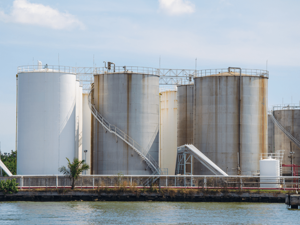 Cómo Controlar los Derrames de Petróleo con Dispersantes: Pros y Contras